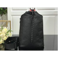 Louis Vuitton Monogram Shadow Kréta Sling Táska Fekete M90472